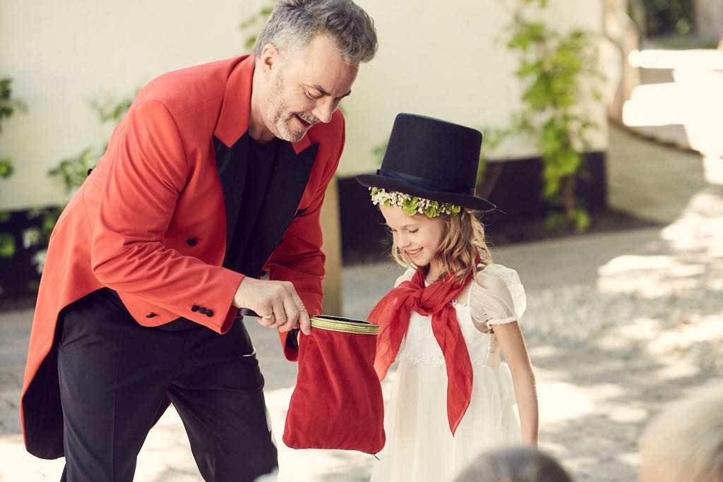 ZINO zaubert bei einem Tag der offenen Tür für Kinder und Eltern